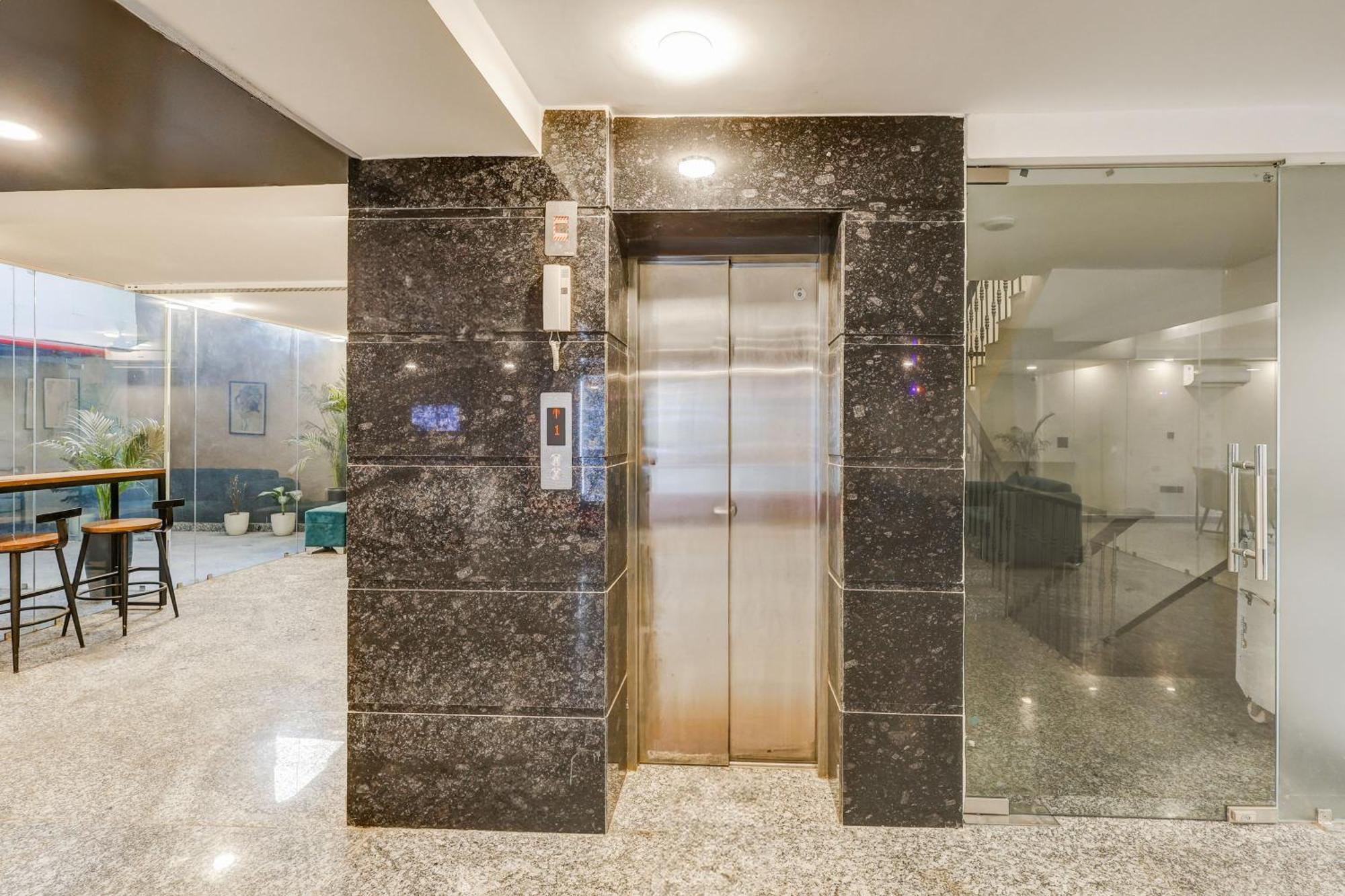 Super Townhouse Oak Udyog Vihar Hotel Gurgaon Exterior photo