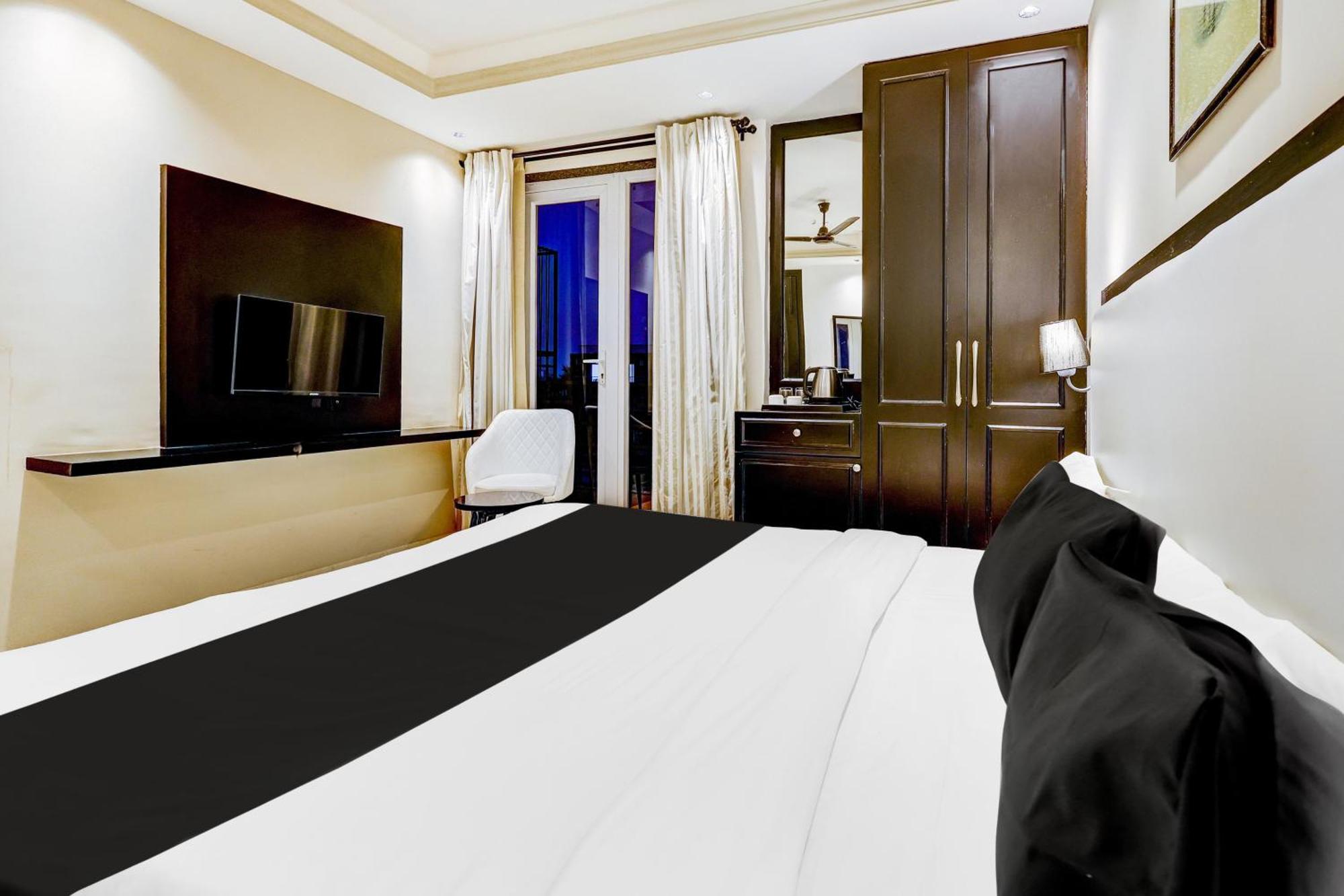 Super Townhouse Oak Udyog Vihar Hotel Gurgaon Exterior photo